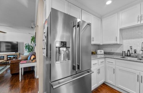 West Sacramento House | City of Trees House with Hot Tub & Game Room