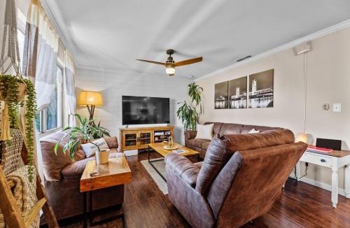 West Sacramento House | City of Trees House with Hot Tub & Game Room