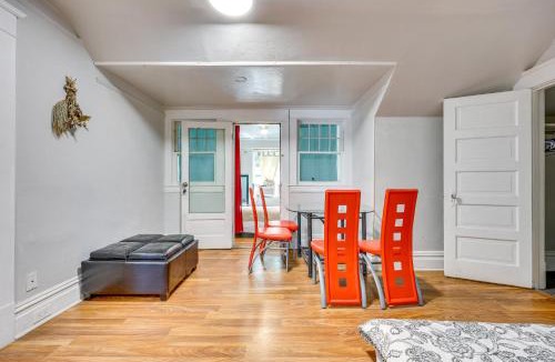 Civic Center Apartment | 1 Mi to Dtwn Stockton! Upstairs Apt w/Shared Yard