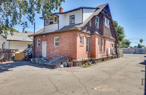 Civic Center Apartment | 1 Mi to Dtwn Stockton! Upstairs Apt w/Shared Yard