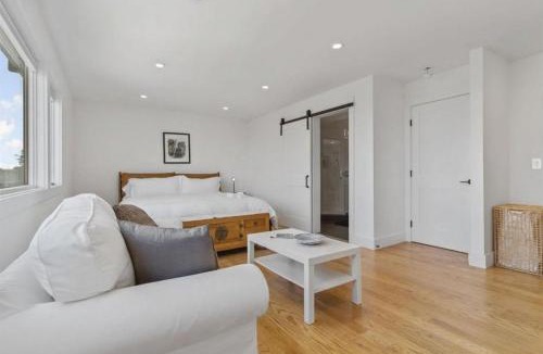 Uptown Brisbane House | Stunning Views by the Bay 2BR
