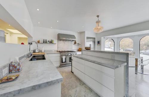 Eureka Valley House | Luxury 3BR Home - Pano Views, Steam room & Deck