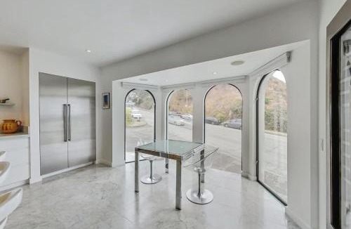 Eureka Valley House | Luxury 3BR Home - Pano Views, Steam room & Deck