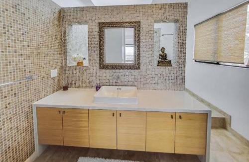 Eureka Valley House | Luxury 3BR Home - Pano Views, Steam room & Deck