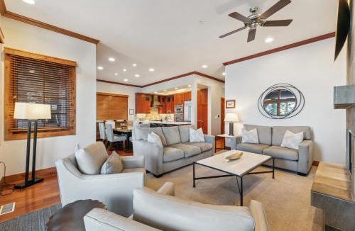 Sierra Shores Apartment | Lakefront Modern Luxury w Hot Tub Fireplace PEAK SS1