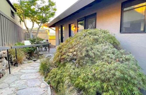Claremont Hills House | Luxury 3BR Hillside Retreat wAC Panoramic View