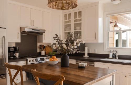 Healdsburg House | Healdsburg Plaza Pet-Friendly Charmer Hot Tub