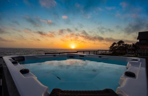 Moss Beach House | Luxury Oceanfront Retreat w Hot Tub Fire Table & Pacific Views near SF