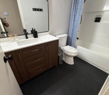 Roseville Ski Chalet | Spacious 4BR Family Home Free Parking, Fast WiFi, Near Galleria & Fountains