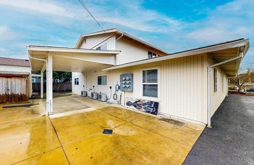 Florence House | Cozy condo with sun room washer & dryer close to the river