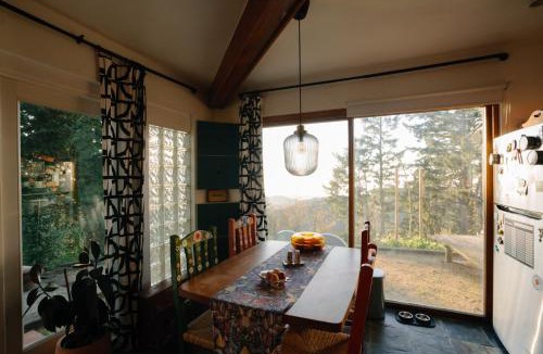 Redwood City Apartment | Apartment w hot tub forest & ocean view