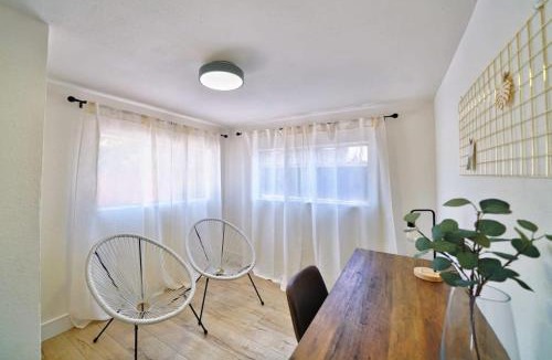 Redwood City House | Marbella Lane - Vibrant 4BR RWC Ldry