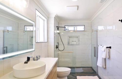 Redwood City House | Marbella Lane - Vibrant 4BR RWC Ldry