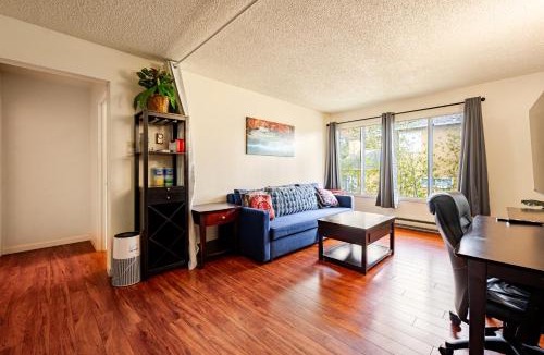 Berkeley Apartment | Modern One Bedroom Unit, Sofa Bed, Adjustable Queen Bed, 75 Inch Smart TV and Indoor Secure Parking