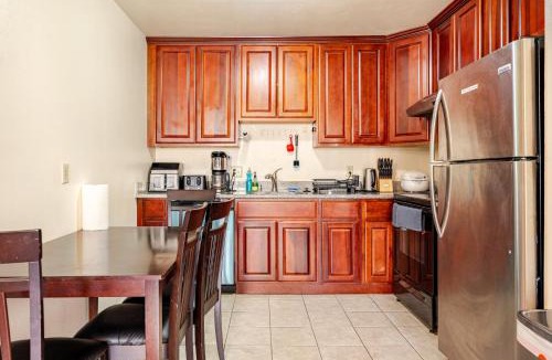 Berkeley Apartment | Modern One Bedroom Unit, Sofa Bed, Adjustable Queen Bed, 75 Inch Smart TV and Indoor Secure Parking
