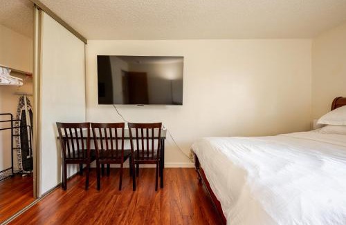 Berkeley Apartment | Modern One Bedroom Unit, Sofa Bed, Adjustable Queen Bed, 75 Inch Smart TV and Indoor Secure Parking