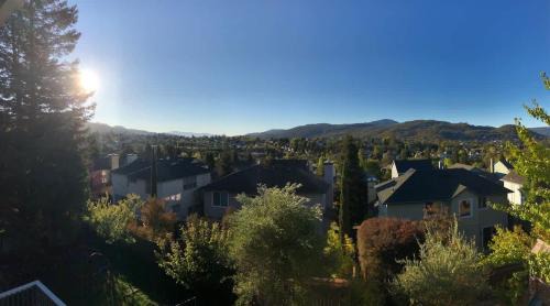 Skyhawk Commmunity House | Cozy Autumn Escape - Yard Games & Hill Views