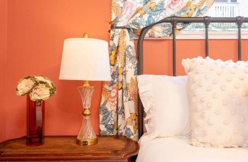 Half Moon Bay House | Charming Garden Cottage- steps to historic Old Town Half Moon Bay