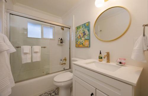 Half Moon Bay House | Charming Garden Cottage- steps to historic Old Town Half Moon Bay