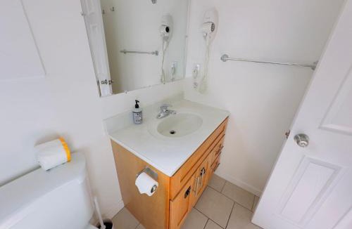 Poets Corner Apartment | Central Berkeley Garden Oasis