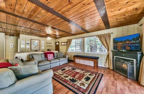 Country Club Estates House | Bear Haus - Sledding At Cabin - Forest Views - Foosball