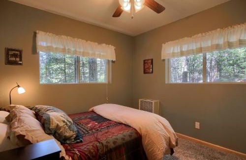 North Wawona House | Hibernation Hideaway- Inside Yosemite- Dog Friendly