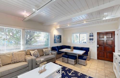 Stinson Beach House | Stroll to Shore: Stinson Beach Gem w/Hot Tub