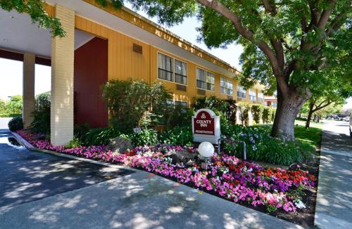 North Whisman Hotel | Days Inn & Suites by Wyndham Mountain View