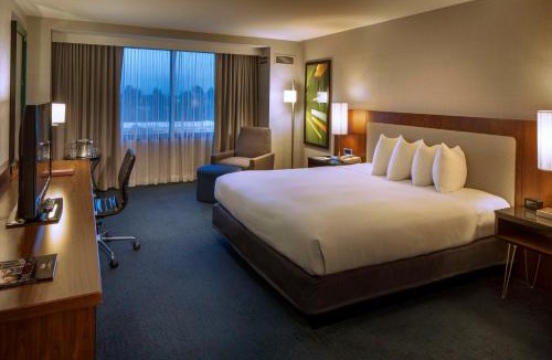 Newark Hotel | DoubleTree by Hilton Newark-Fremont