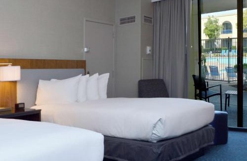 Newark Hotel | DoubleTree by Hilton Newark-Fremont