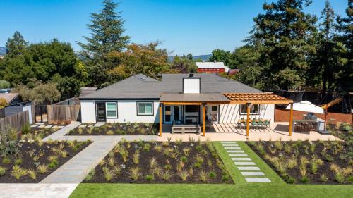 Sonoma House | Upscale 3 BD and Bonus, Pool, Spa, Minutes to Plaza