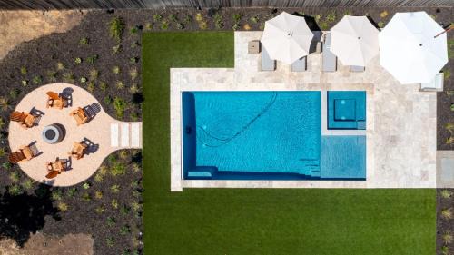 Sonoma House | Upscale 3 BD and Bonus, Pool, Spa, Minutes to Plaza