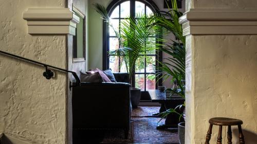 Golden Rectangle Hotel | La Playa Hotel