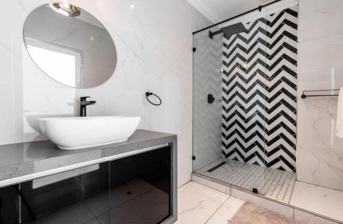 Hout Bay Villa | Magnificent 7 Bedroom Villa with breath-taking ocean and mountain views