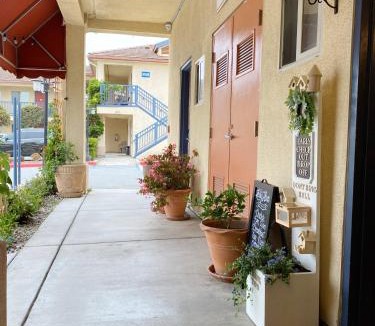 Marina Hotel | Monarch Valley Inn Marina at Monterey Bay