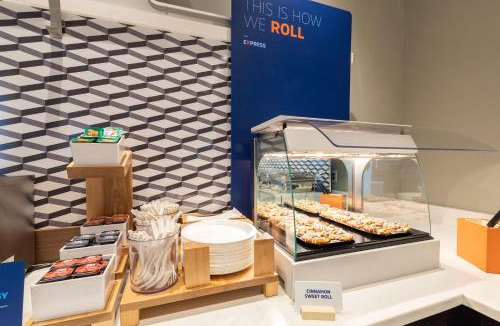 Laguna West-Lakeside Hotel | Holiday Inn Express Elk Grove West I-5 by IHG
