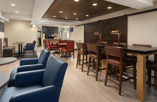 Belmont Hotel | Holiday Inn Express Hotel & Suites Belmont by IHG