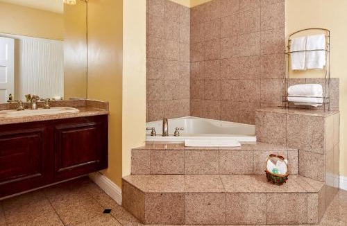 Lower Pacific Heights Hotel | Queen Anne