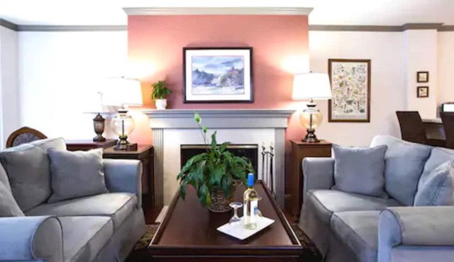 Cow Hollow Inn & Suites