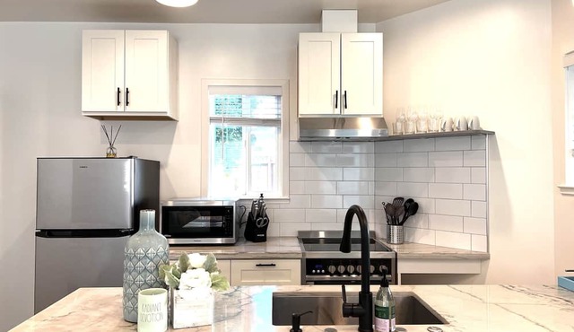 Modern & Bright Cottage Walkable to Cafes and Shops in Redwood City