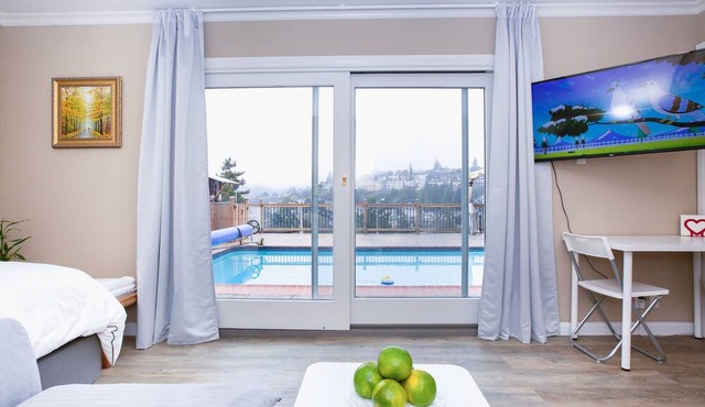 View of Mountain & Private Entrance & Pool n Silicon Valley Stanford University in San Carlos