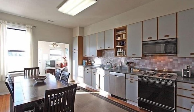 *Top Floor Flat*Beautiful Views*Wonderful Location*