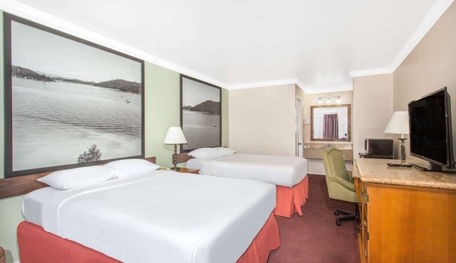 Upper Lake Inn and Suites