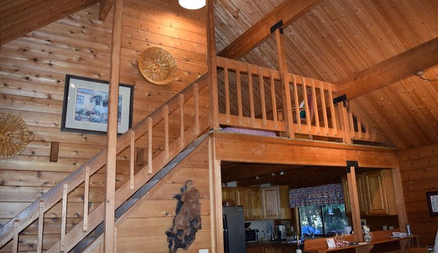 A Little Hidden Gem. All-Cedar, Dog Friendly Home, Hot Tub & Short Walk to Beach