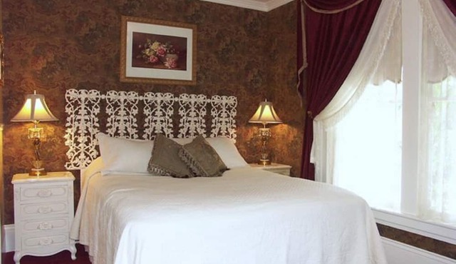 Weaverville Whitmore Inn in Weaverville