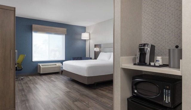 Holiday Inn Express & Suites Sacramento NE Cal Expo by IHG