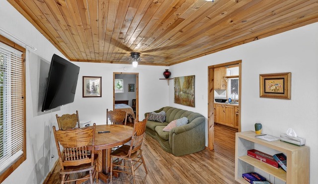 Rouge Cobb Mountain Hotel - Cabin 4