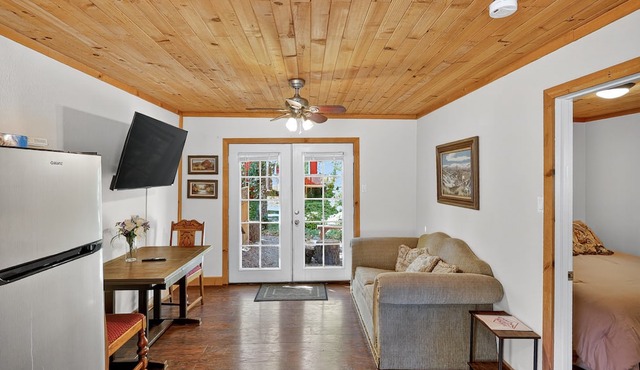 Rouge Cobb Mountain Hotel - Cabin 1