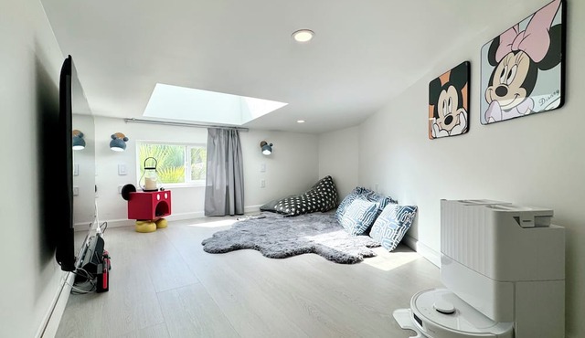 Modern Mickey Dream Loft: 1 King+2 Queen beds in Los Gatos/San Jose boarder