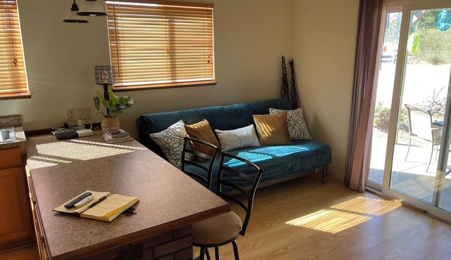 Charming cottage - WiFi, AC, and enclosed backyard in West Point. Pet friendly!